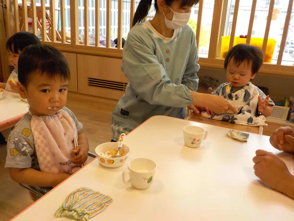 食事中 椅子に座らない1歳児 どんな対応がベスト 保育士に質問してみた